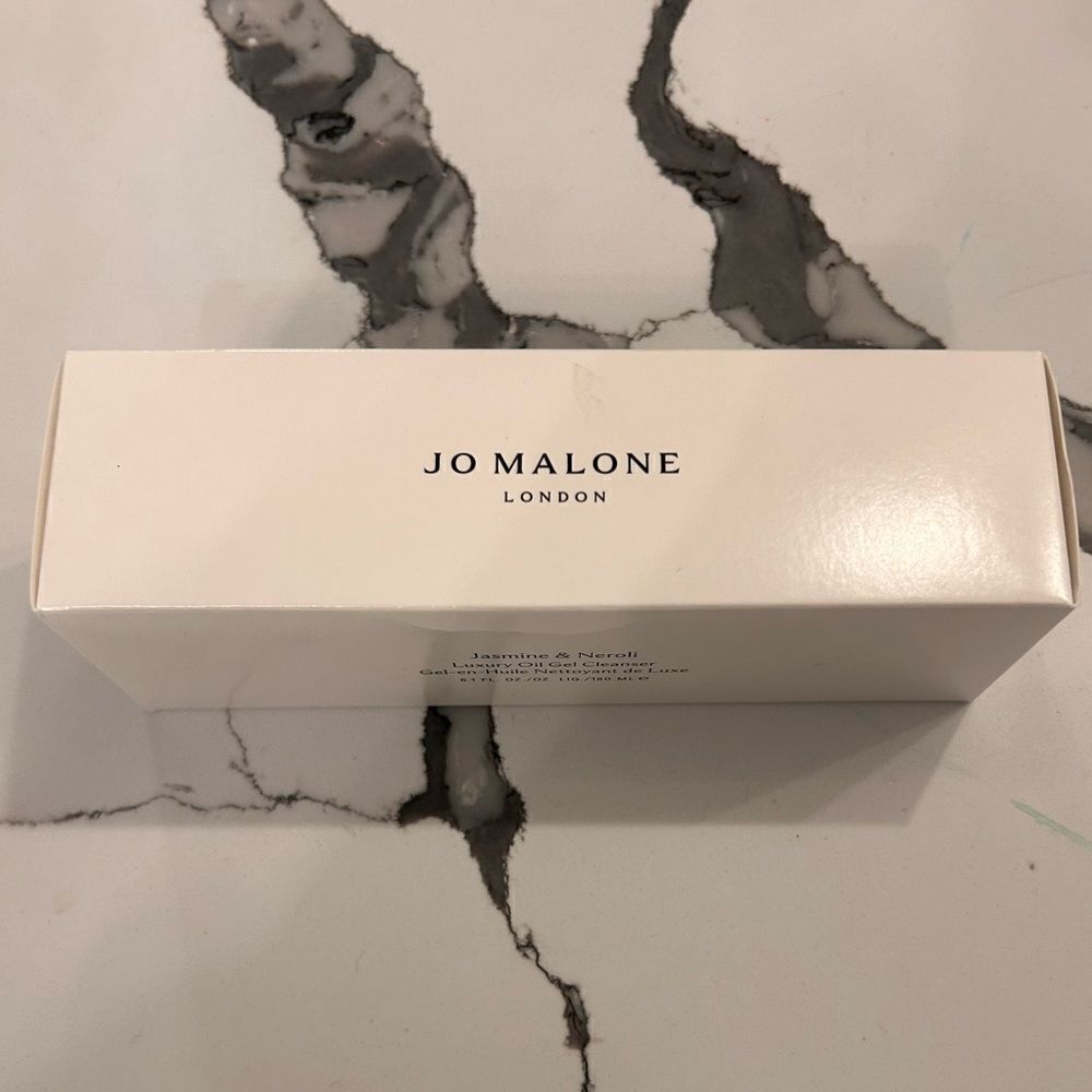 Jo Malone London Jasmine & Neroli Luxury
Oil Gel Cleanser facial cleanser